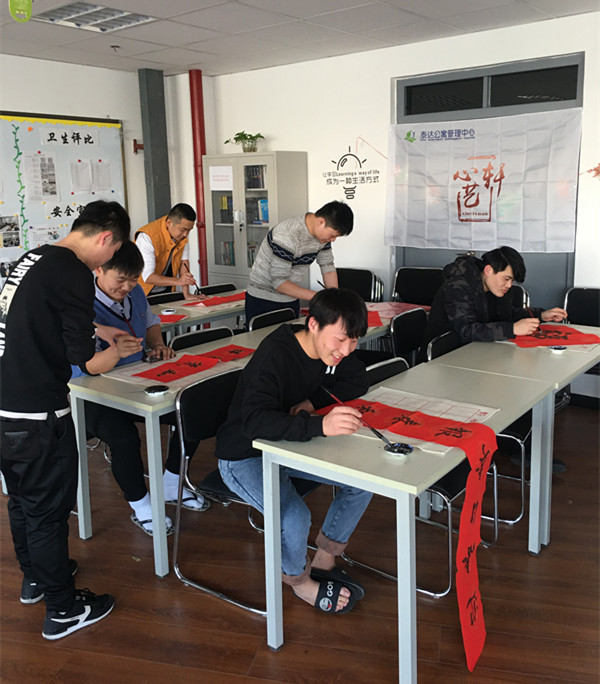 天滨公寓心艺轩书法社开展“迎新年 写春联 送祝福”活动2.jpg