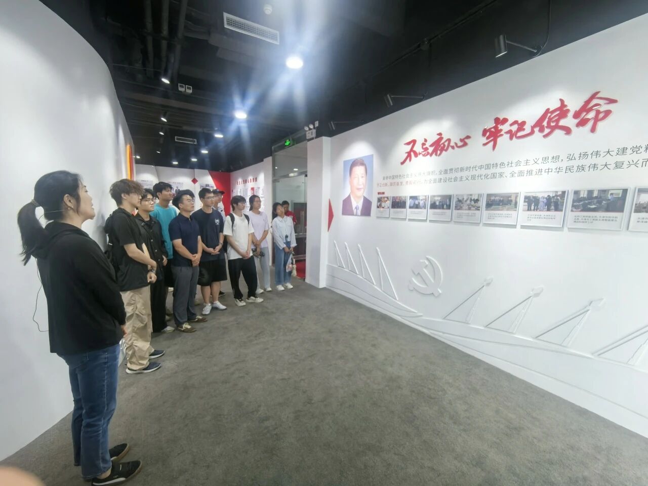 活动由“走出去”导航网负责人辛福军主持.jpg 活动由“走出去”导航网负责人辛福军主持.jpg